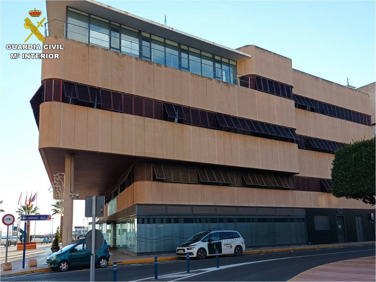 La Guardia Civil detiene a una funcionaria del Ayuntamiento de Santa Pola por percibir dinero para favorecer la contratación de empresas y la obtención de subvenciones La Guardia Civil detiene a una funcionaria del Ayuntamiento de Santa Pola por percibir dinero para favorecer la contratación de empresas y la obtención de subvenciones