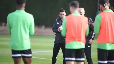 Francisco y los jugadores del Elche han ofrecido una emotiva ovación al preparador físico Sergio Pardo. ELCHE CF