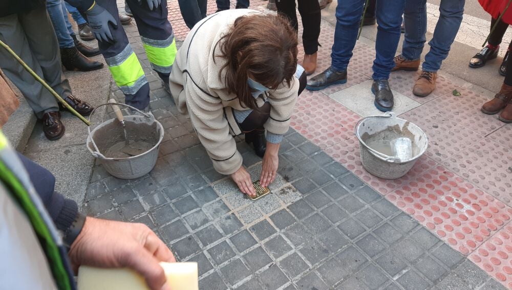 Pilar Zamora ha sido la encargada de poner uno de los adoquines
