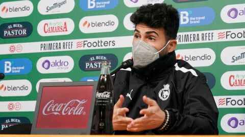 Fern&aacute;ndez Romo con mascarilla antes del partido en Riazor