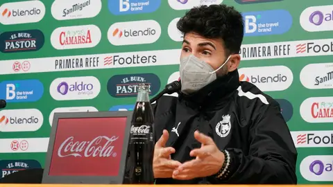 Fernández Romo Fernández Romo con mascarilla antes del partido en Riazor