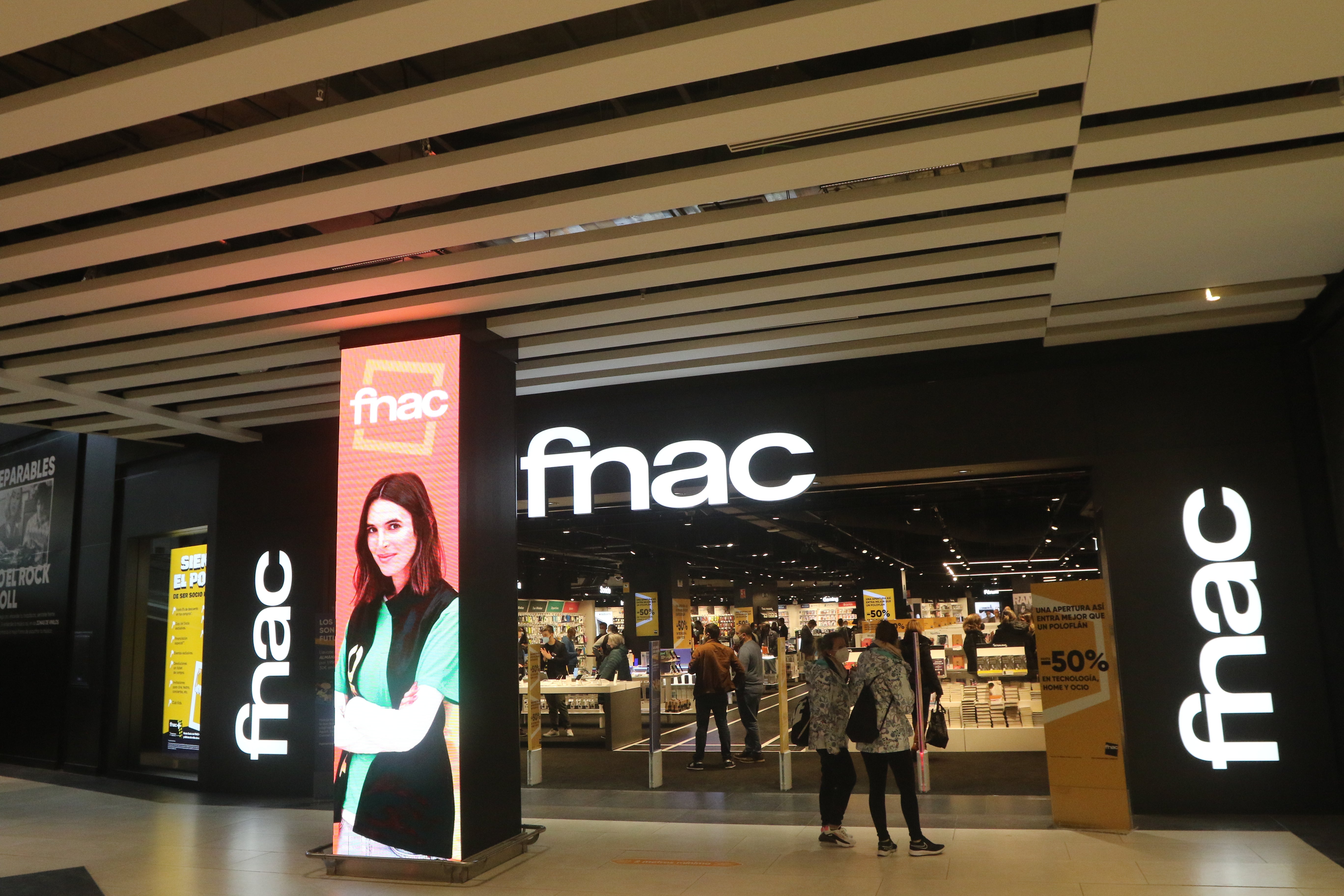Larios Centro inaugura la única tienda Fnac de Málaga ciudad de la mano del escritor Javier Castillo Larios Centro inaugura la única tienda Fnac de Málaga ciudad de la mano del escritor Javier Castillo