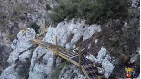 Pasarela por el pantano de Relleu a 50 metros de altura.