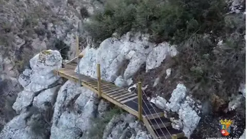 Pasarela por el pantano de Relleu a 50 metros de altura. Pasarela por el pantano de Relleu a 50 metros de altura.