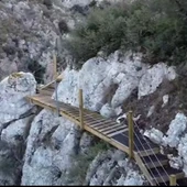 Pasarela por el pantano de Relleu a 50 metros de altura. Pasarela por el pantano de Relleu a 50 metros de altura.