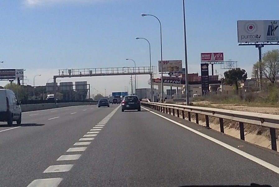 Fallece el conductor de un camión de paquetería que volcó en la A-4 a su paso por Membrilla Fallece el conductor de un camión de paquetería que volcó en la A-4 a su paso por Membrilla