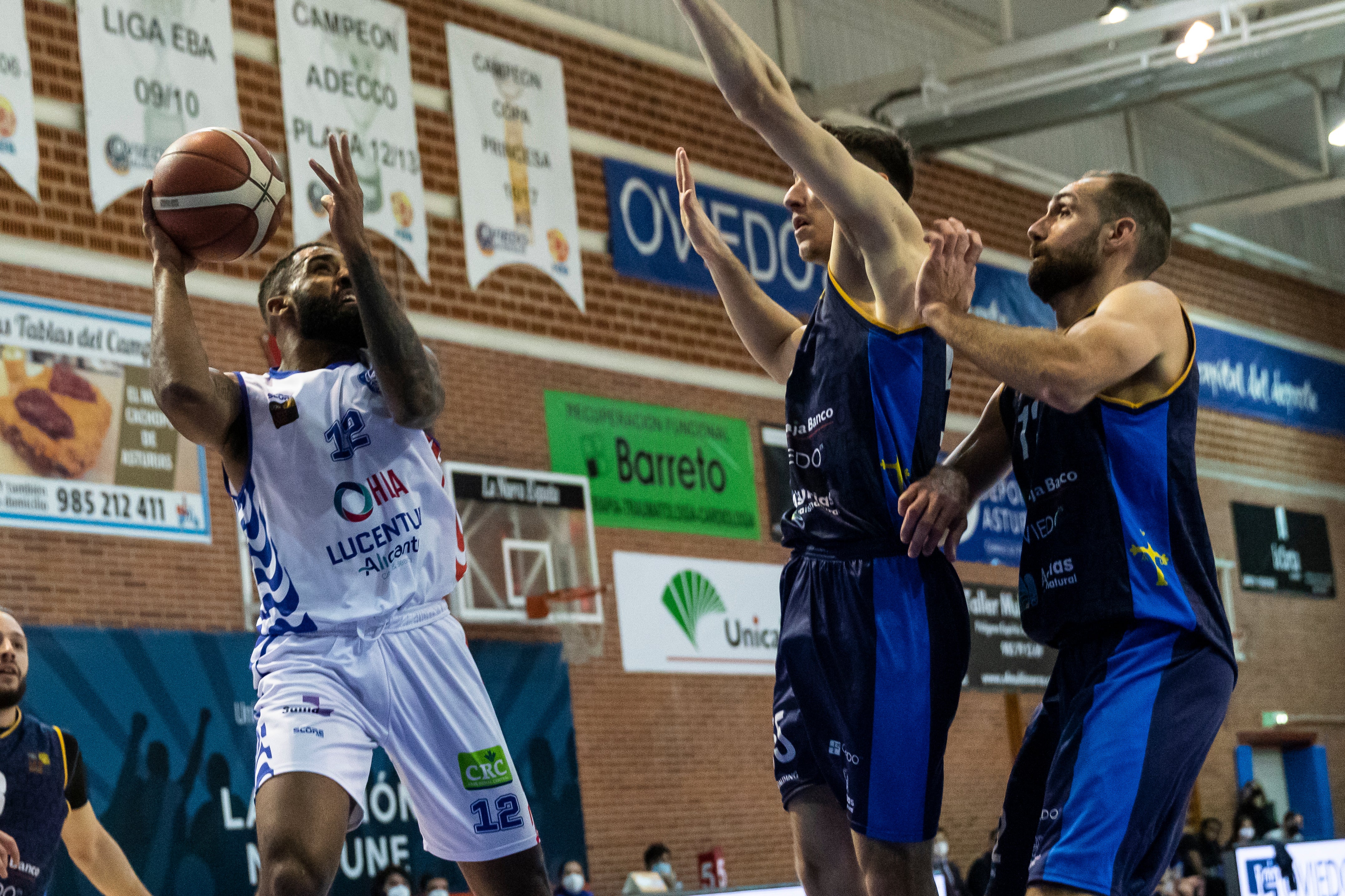 El HLA Alicante asalta Pumarín con un gran Simmons El HLA Alicante asalta Pumarín con un gran Simmons
