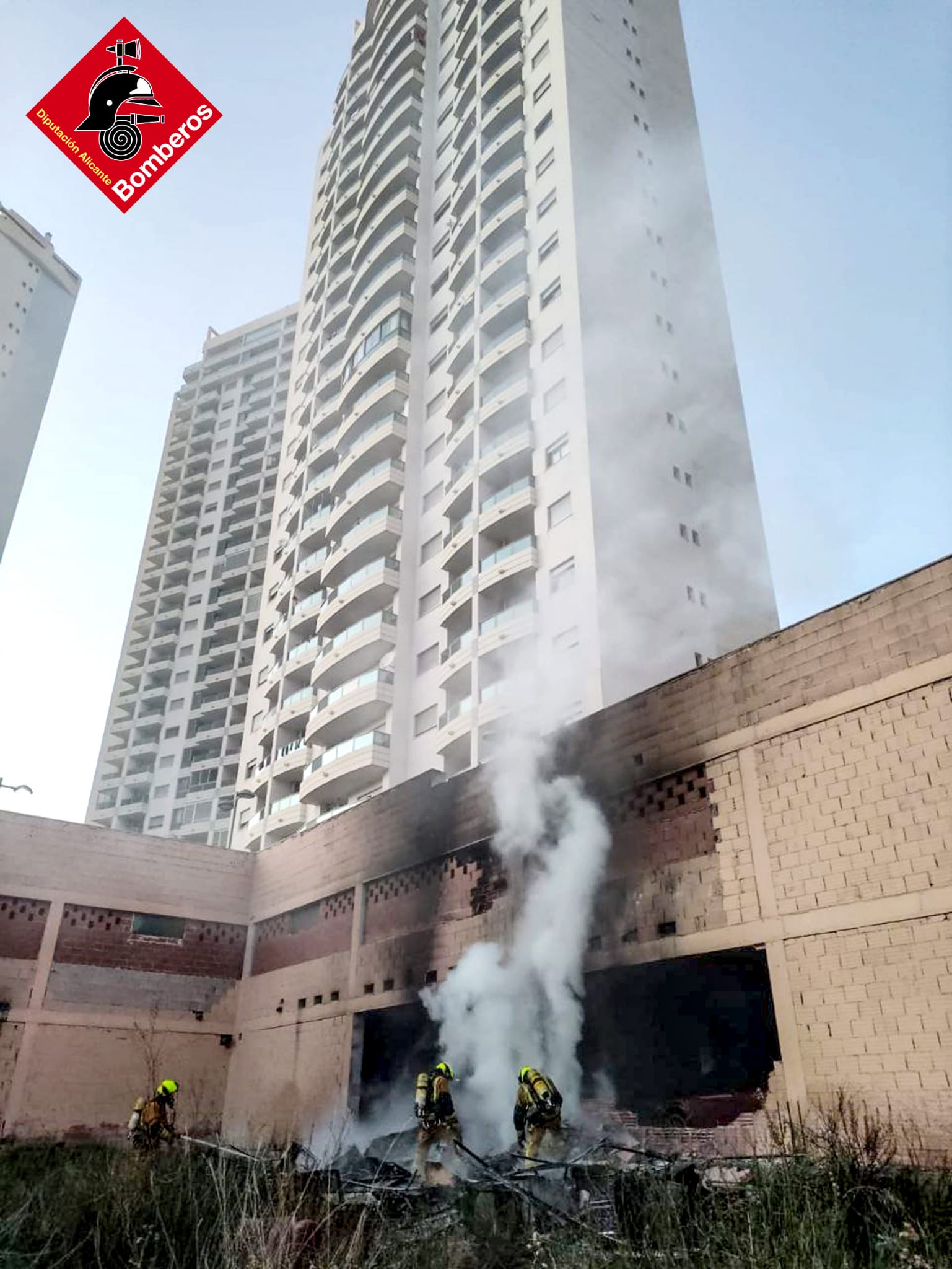 Un incendio en un solar inunda de humo los garajes de un edificio residencial de La Cala de La Vila Un incendio en un solar inunda de humo los garajes de un edificio residencial de La Cala de La Vila