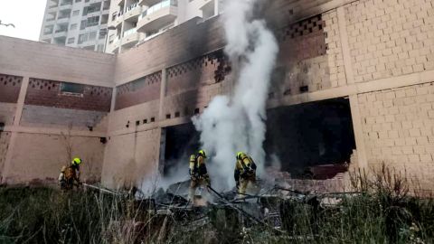 Un incendio en un solar inunda de humo los garajes de un edificio residencial de La Cala de La Vila
