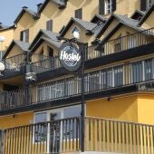 Un incendio en un hostal de Pradollano (Sierra Nevada) despierta la indignación de los vecinos