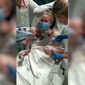 El emotivo primer encuentro entre una madre ingresada por covid y su bebé recién nacido
