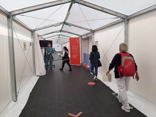 El hospital de campaña de Alicante acelera la vacunación de terceras dosis con 4.000 personas citadas al día El hospital de campaña de Alicante acelera la vacunación de terceras dosis con 4.000 personas citadas al día