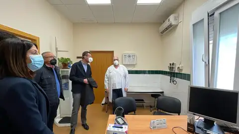 El alcalde de Elche en el consultorio de la pedanía de Valverde. El alcalde de Elche en el consultorio de la pedanía de Valverde.