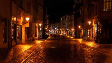 Imagen de archivo de una calle oscura