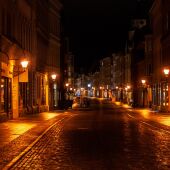 Imagen de archivo de una calle oscura
