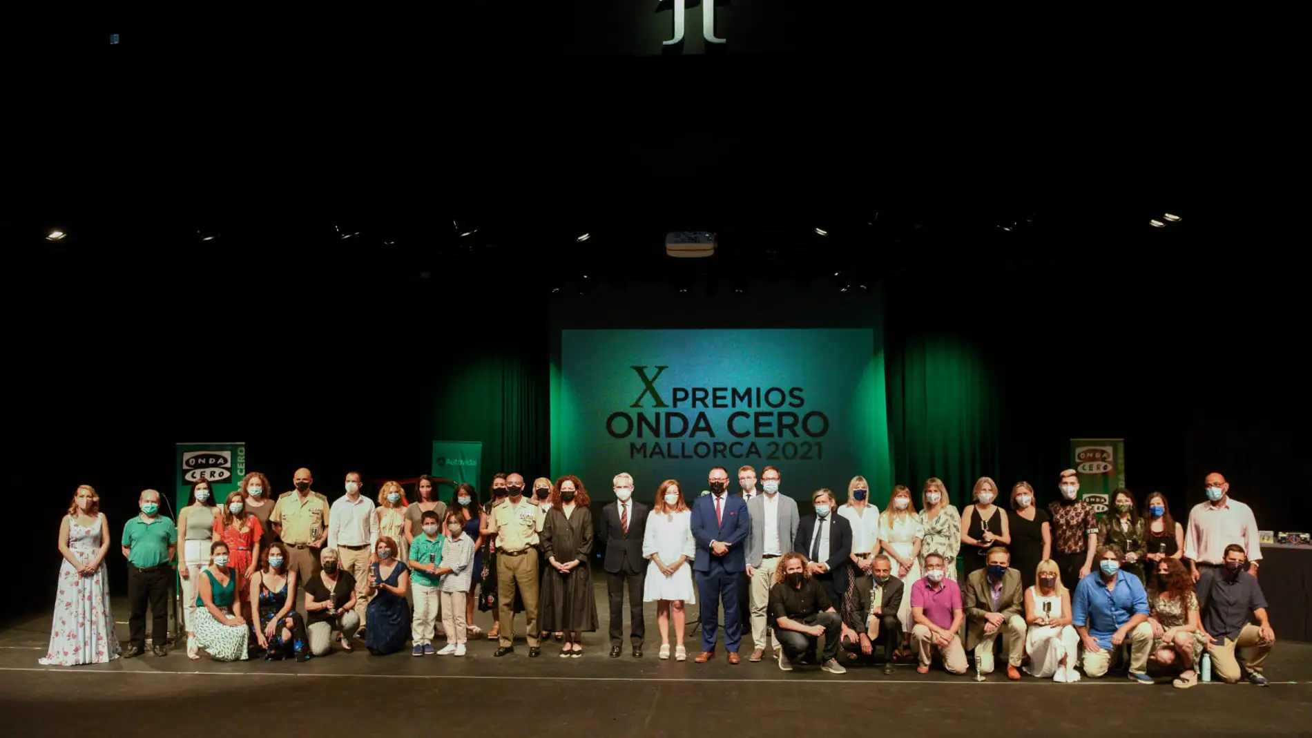 Fotografía de grupo de los galardonados en los X Premios Onda Cero Mallorca, celebrados en 2021 en el Trui Teatre de Palma
