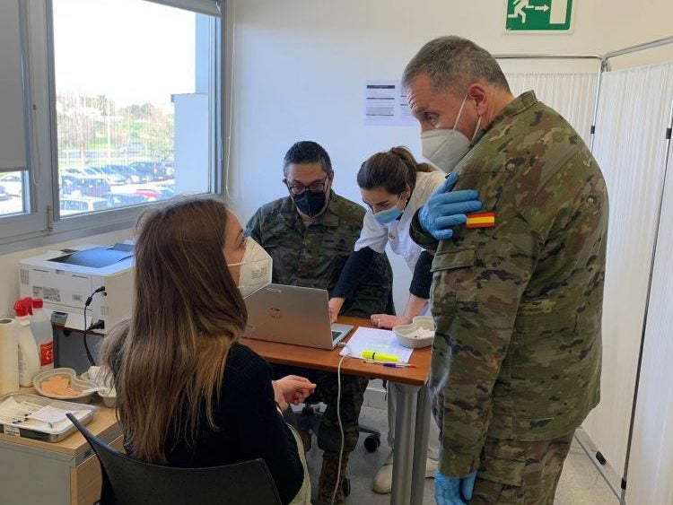 Dos equipos de militares sanitarios refuerzan la vacunación en Menorca Dos equipos de militares sanitarios refuerzan la vacunación en Menorca