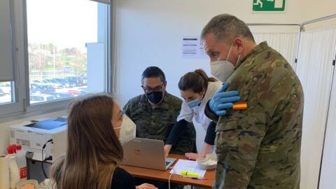Militares del ej&eacute;rcito vacunando en el Mateu Orfila. 
