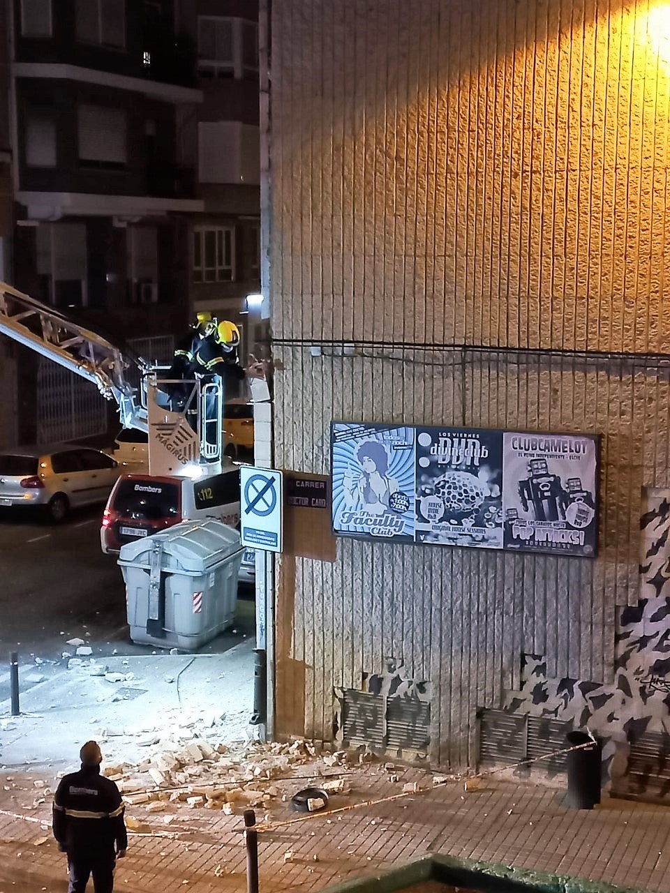 Los bomberos sanean la fachada de un edificio en el centro de Elche tras crearse en la misma una grieta de grandes dimensiones Los bomberos sanean la fachada de un edificio en el centro de Elche tras crearse en la misma una grieta de grandes dimensiones