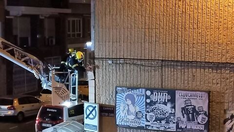 Los bomberos sanean la fachada de un edificio en el centro de Elche tras crearse una grieta de grandes dimensiones.