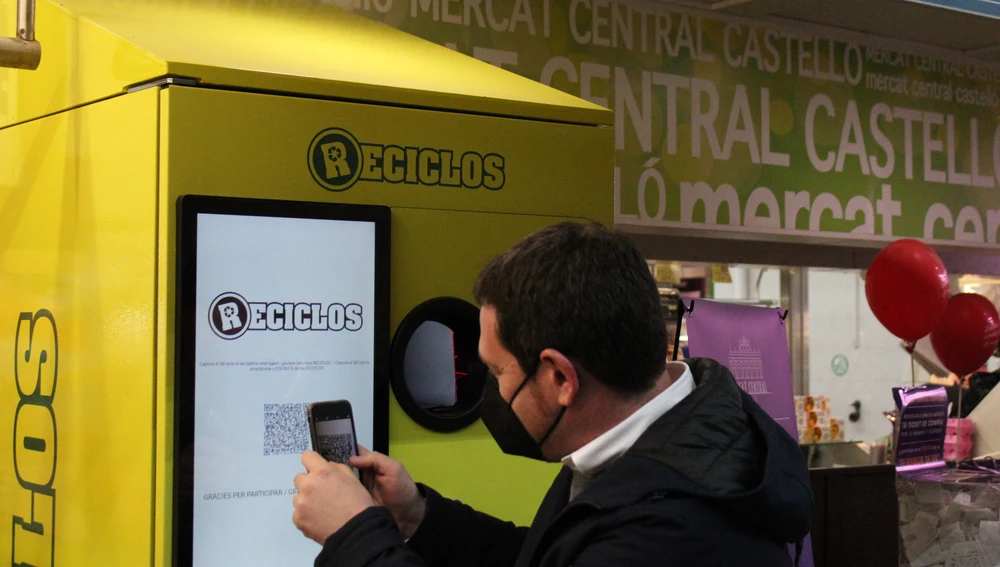 La máquina de RECICLOS está instalada en el Mercado Central La máquina de RECICLOS está instalada en el Mercado Central