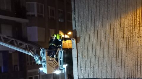 Bomberos en los trabajos de saneamiento de la fachada. 