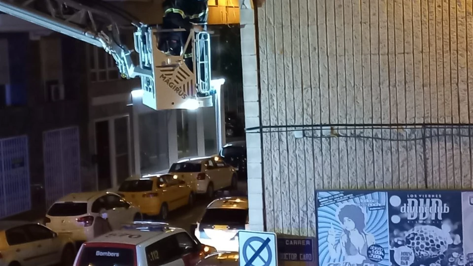 Bomberos en los trabajos de saneamiento de la fachada. 