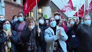 Más de 300 sanitarios se concentran en el Reina Sofía en apoyo de las limpiadoras Más de 300 sanitarios se concentran en el Reina Sofía en apoyo de las limpiadoras