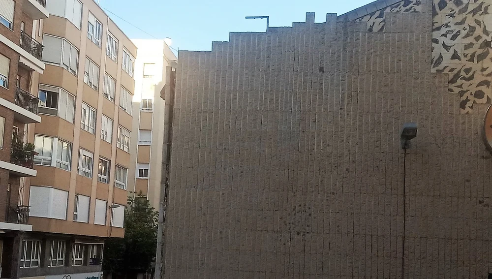 Grieta que presenta la fachada del edificio de Elche.
