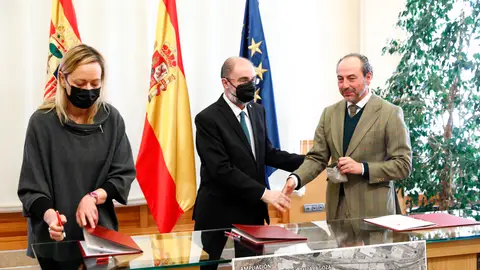 La responsable de Aragón Plataforma Logística, Marta Gastón, Lambán y Félix Llorente La responsable de Aragón Plataforma Logística, Marta Gastón, Lambán y Félix Llorente
