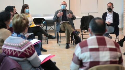 La plataforma Orriols en Lucha, en una reuni&oacute;n con el alcalde de Val&egrave;ncia, Joan Rib&oacute;