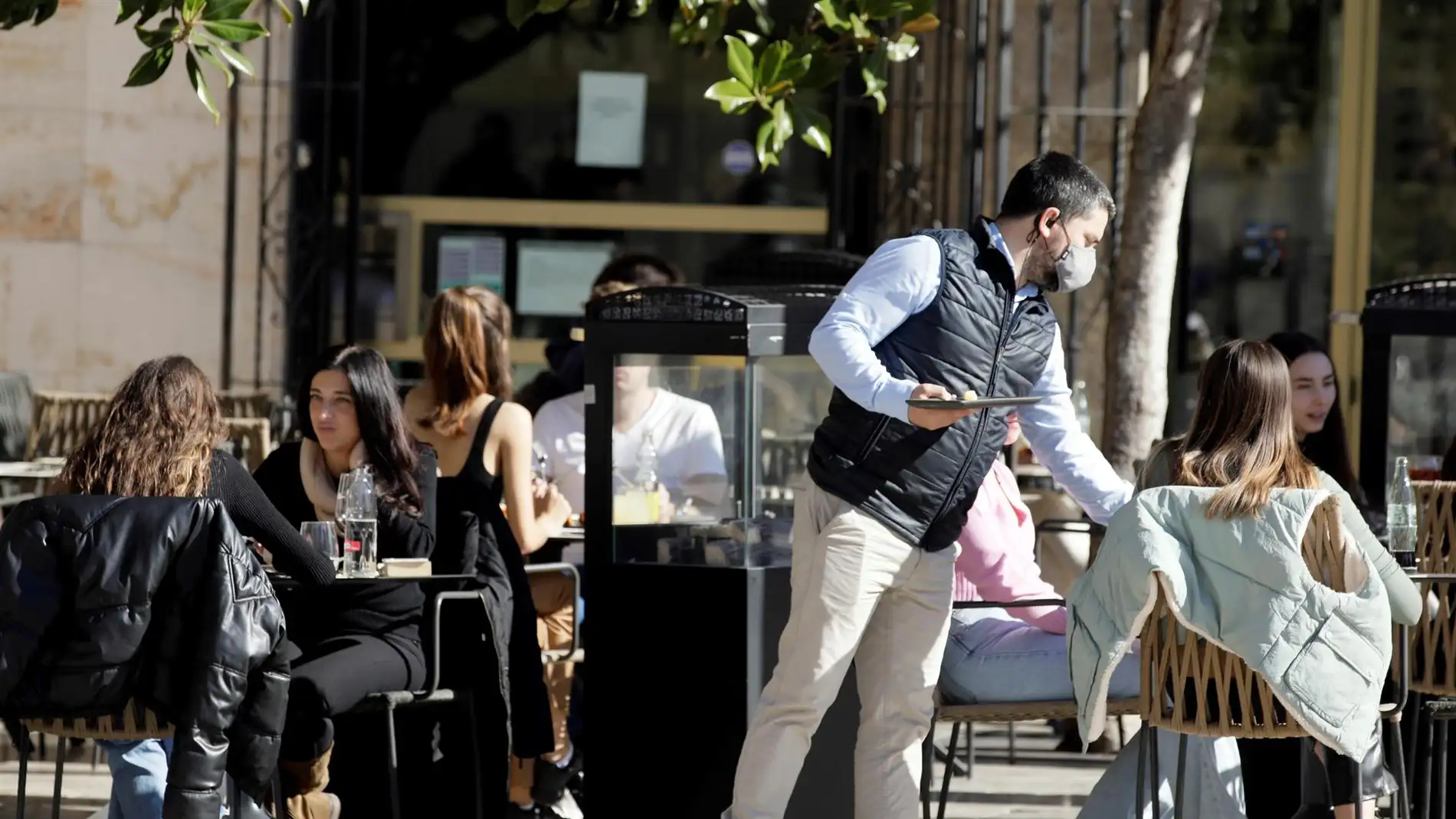 Un camarero trabaja en una terraza en España.