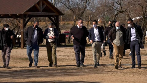 Autoridades visitando el paraje