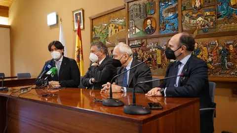 El Rector de la Universidad de Oviedo en una reuinión en Navia El Rector de la Universidad de Oviedo en una reuinión en Navia