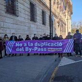 Los miembros de la Plataforma No+ByPass han presentado un escrito en la Delegación del Gobierno en València.