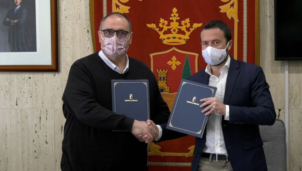 Con el documento en sus manos