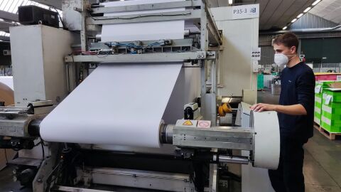 Un trabajador una f&aacute;brica en Asturias 02-02-2022 paro