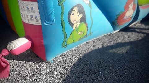 La Polic&iacute;a Local de Elche clausura un castillo hinchable que presentaba deficiencias de fijaci&oacute;n al suelo.