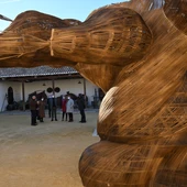 La vid se sitúa en el patio del Museo del Vino La vid se sitúa en el patio del Museo del Vino