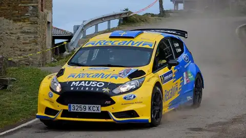 Óscar Palacio, en una prueba con su Ford Fiesta. Óscar Palacio, en una prueba con su Ford Fiesta.