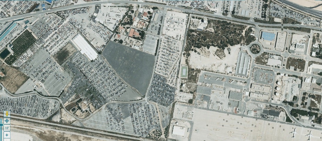 ASAJA y UEPAL denuncian que la falta de conexión por tren en el aeropuerto de El Altet de Elche ha generado un "huerto de coches" de 140 hectáreas ASAJA y UEPAL denuncian que la falta de conexión por tren en el aeropuerto de El Altet de Elche ha generado un "huerto de coches" de 140 hectáreas