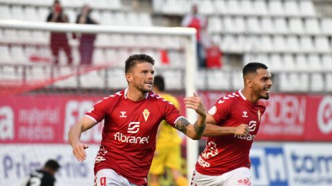 Andrés Carrasco celebra un gol en el Enrique Roca