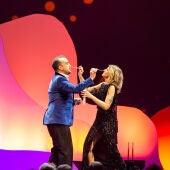 Nacho Vigalondo y Paula Púa, durante el gag inicial de la gala de los Premios Feroz 2022