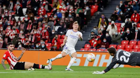 Toni Kroos dispara a portería en el partido frente al Athletic. Toni Kroos dispara a portería en el partido frente al Athletic.