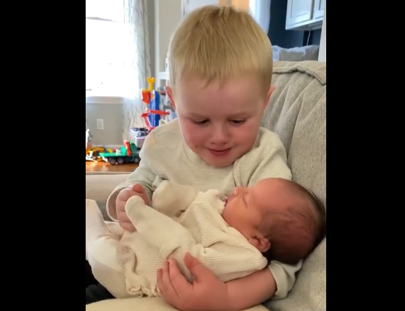 El vídeo que emociona a millones de personas: las lágrimas de un niño al sujetar a su hermana recién nacida El vídeo que emociona a millones de personas: las lágrimas de un niño al sujetar a su hermana recién nacida