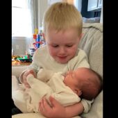 El vídeo que emociona a millones de personas: las lágrimas de un niño al sujetar a su hermana recién nacida