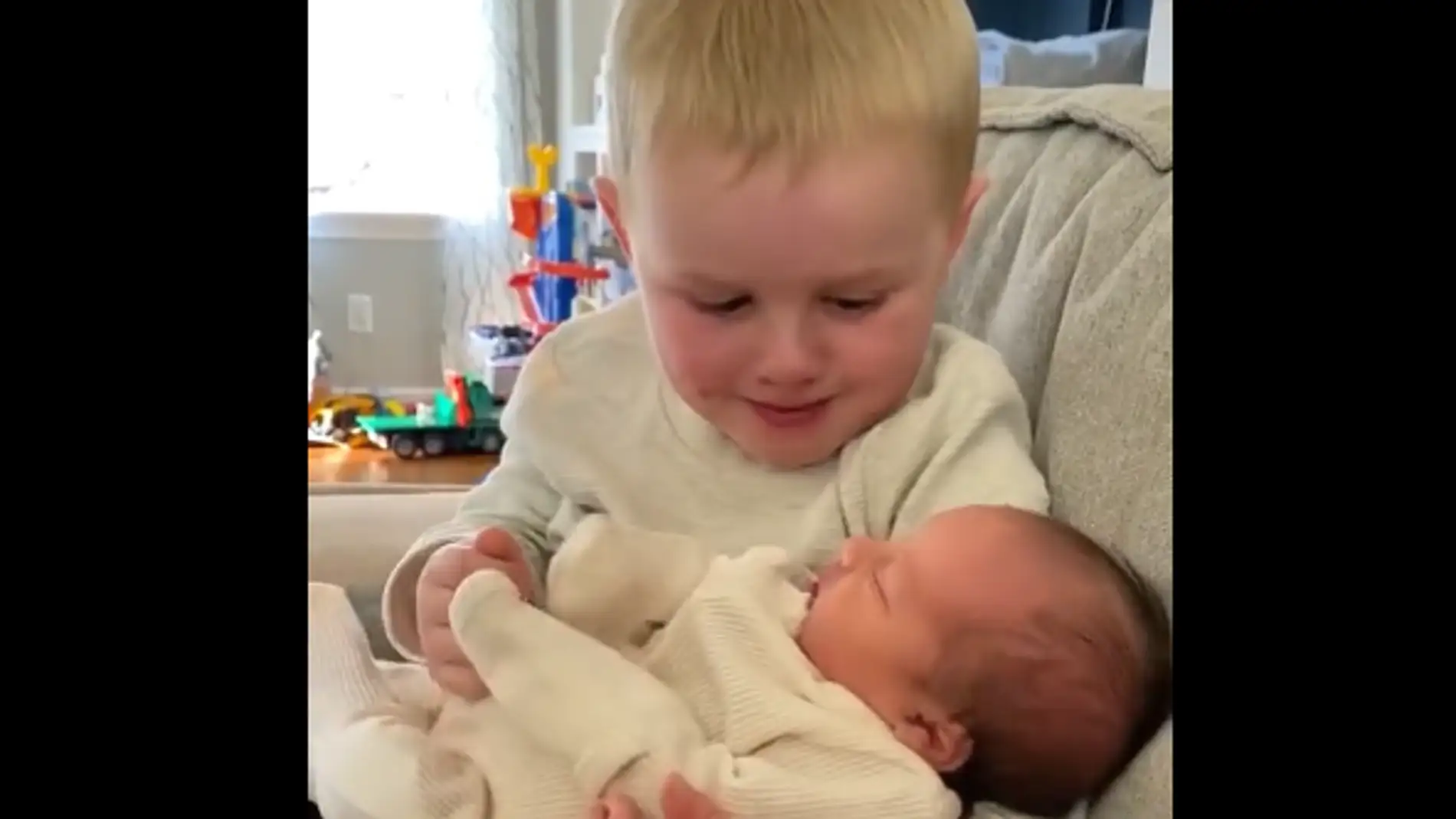El vídeo que emociona a millones de personas: las lágrimas de un niño al sujetar a su hermana recién nacida
