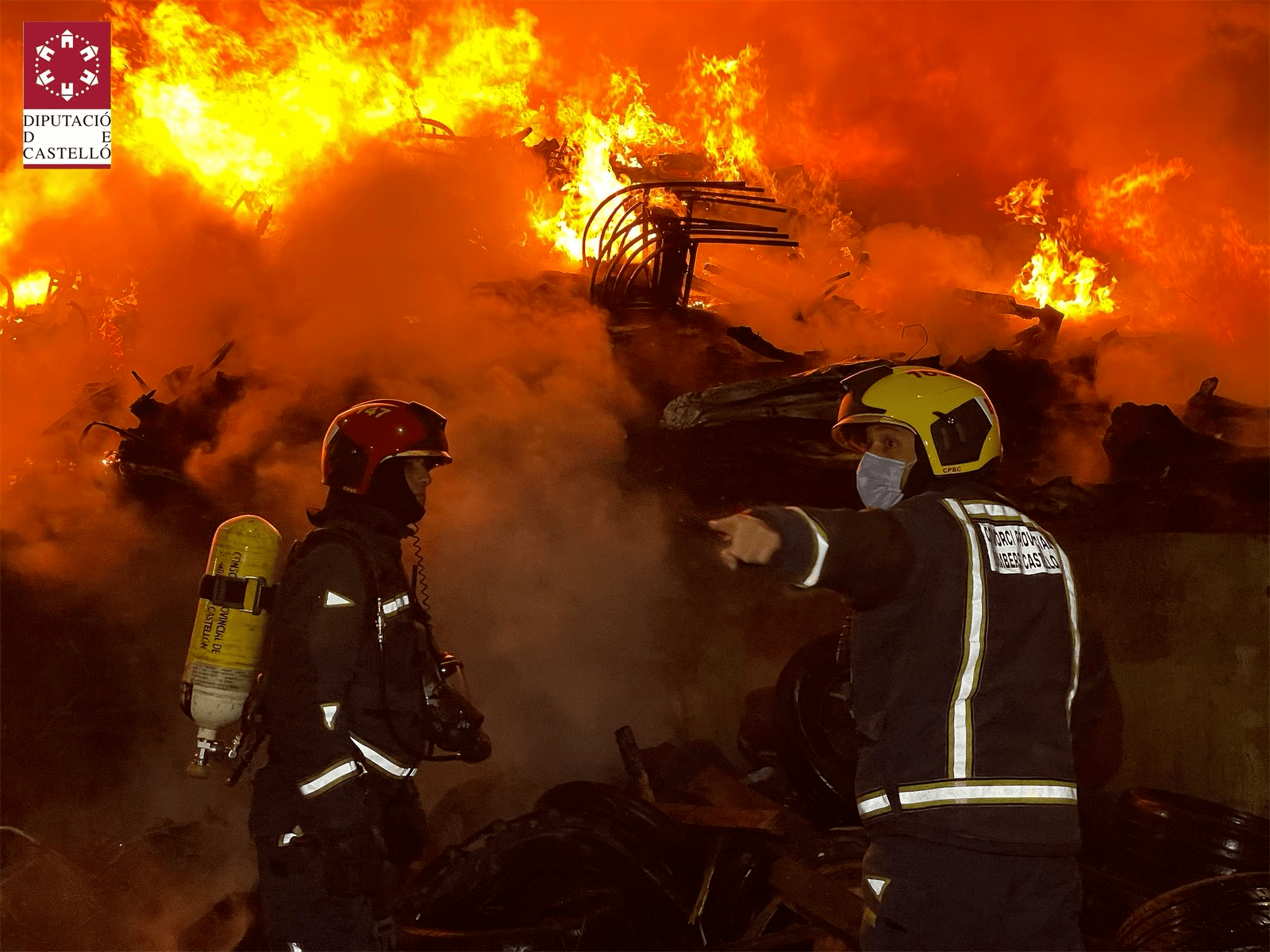 Incendio en la zona de voluminosos de Reciplasa en Almassora Incendio en la zona de voluminosos de Reciplasa en Almassora