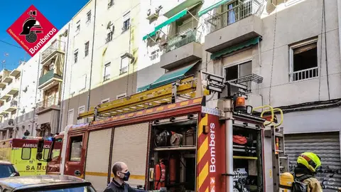 Bomberos en el lugar del incendio. Bomberos en el lugar del incendio.