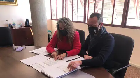 Trinidad Ortiz y Oscar Valenzuela, concejales de Educación y Gran Alacant en Santa Pola. Trinidad Ortiz y Oscar Valenzuela, concejales de Educación y Gran Alacant en Santa Pola.